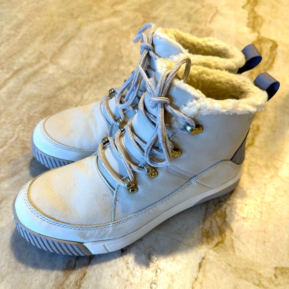 EUC women’s size 7 North Face winter boots